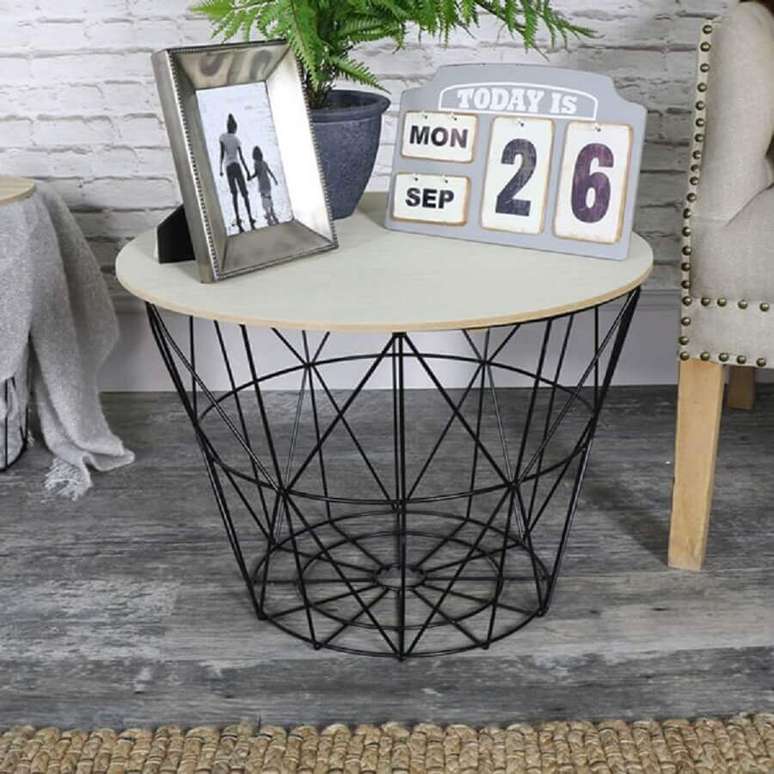 14. Decora&ccedil;&atilde;o com mesa lateral feita com cesto de roupa &ndash; Foto: Windsor Browne