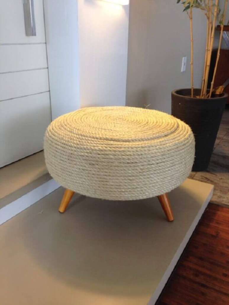 17. Decora&ccedil;&atilde;o com puff feito de pneu revestido com corda de sisal e p&eacute;s palito &ndash; Foto: Mercado Livre