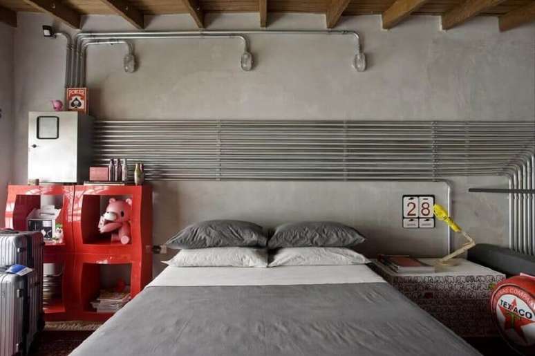 4. Para um estilo moderno de decoração invista em um quarto cinza e vermelho – Foto: Pinterest