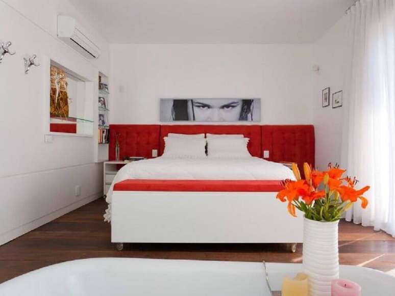 23. Decoração para quarto todo branco com cabeceira vermelha em destaque – Foto: Mantovani e Rita Arquitetura