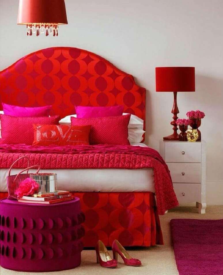 24. Decoração para quarto branco com detalhes em vermelho e pink – Foto: Evgenia Kuzmina