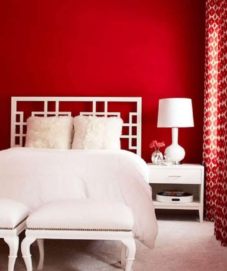 26. Invista em um modelo estampado para a cortina vermelha para quarto com parede vermelha – Foto: Shutterfly
