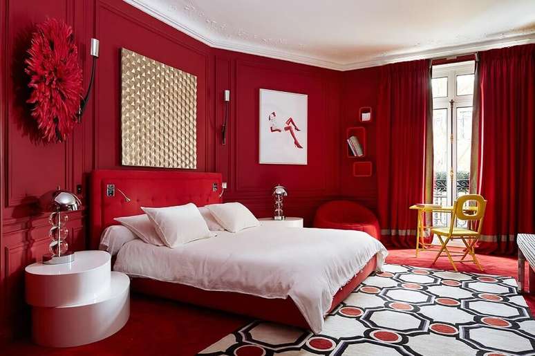 30. Que tal investir em um quarto totalmente vermelho? Sim, quartos vermelhos podem ser muito sofisticados – Foto: Arkitexture