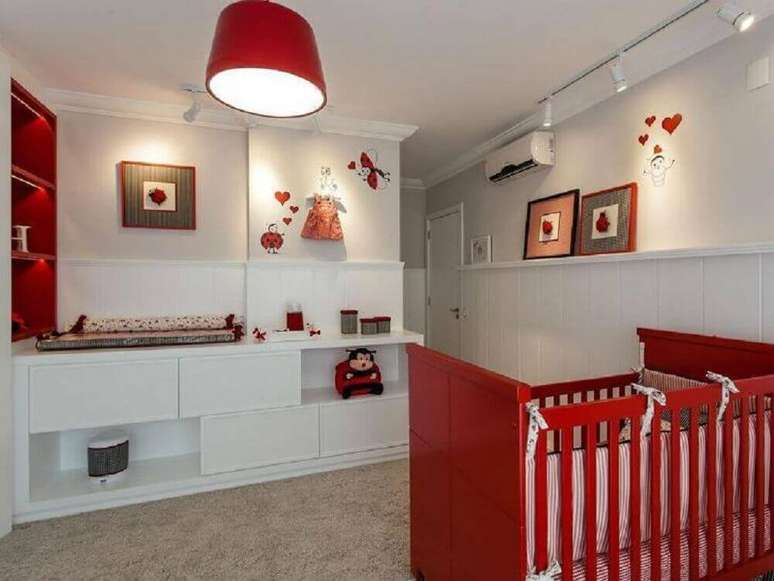 34. Inspiração para decoração de quarto de bebê em tons de branco e vermelho – Foto: Juliana Pippi
