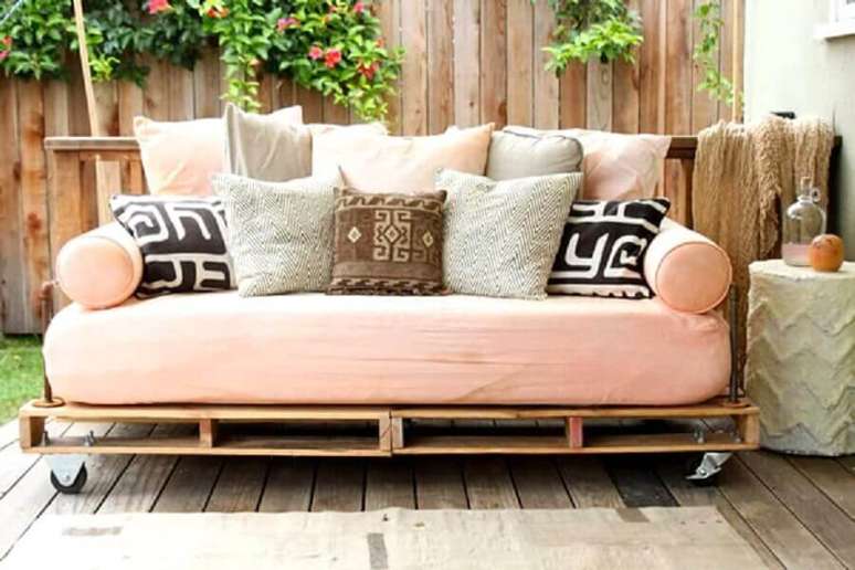 25. Que tal decorar a sua varanda utilizando um sof&aacute; de pallets? &ndash; Foto: Roofing Brooklyn