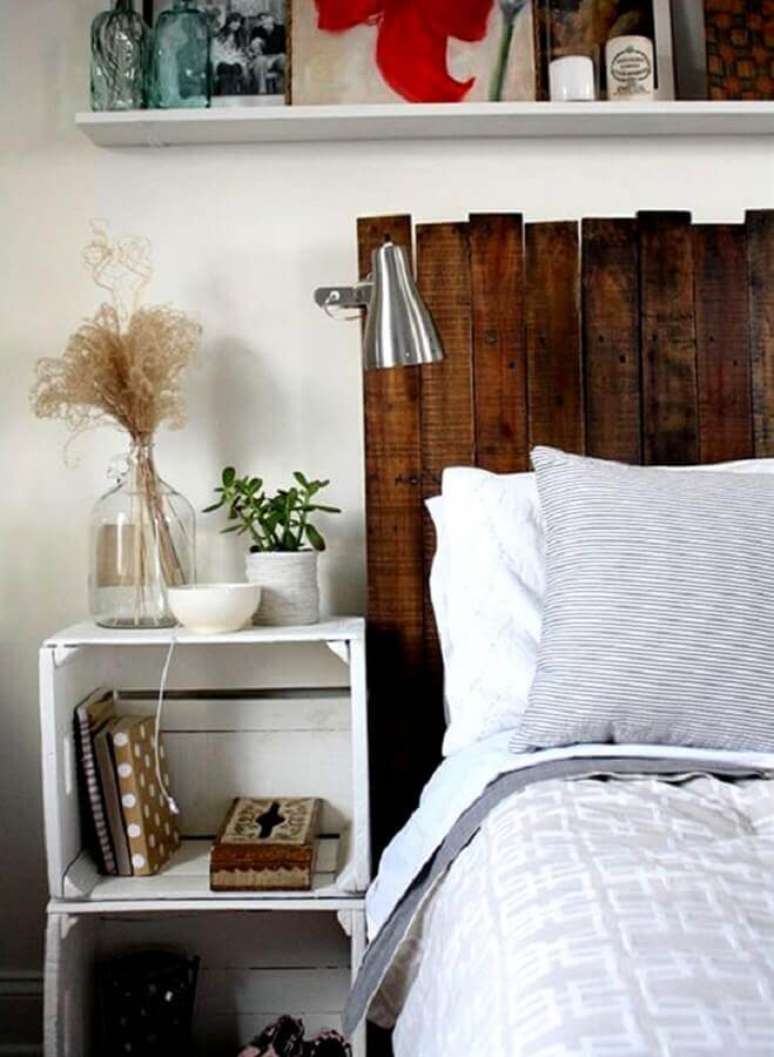 6. Decora&ccedil;&atilde;o para quarto com criado-mudo de caixote de feira e cabeceira de madeira &ndash; Foto: HiltonMap