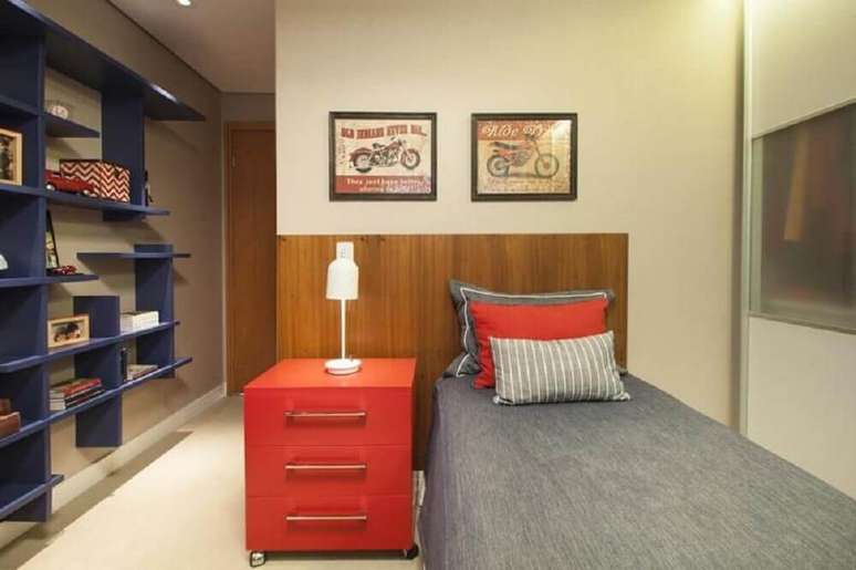 38. Que tal fazer um quarto vermelho com detalhes como estante azul de nichos para deixá-lo mais moderno? – Foto: Meyer Cortez