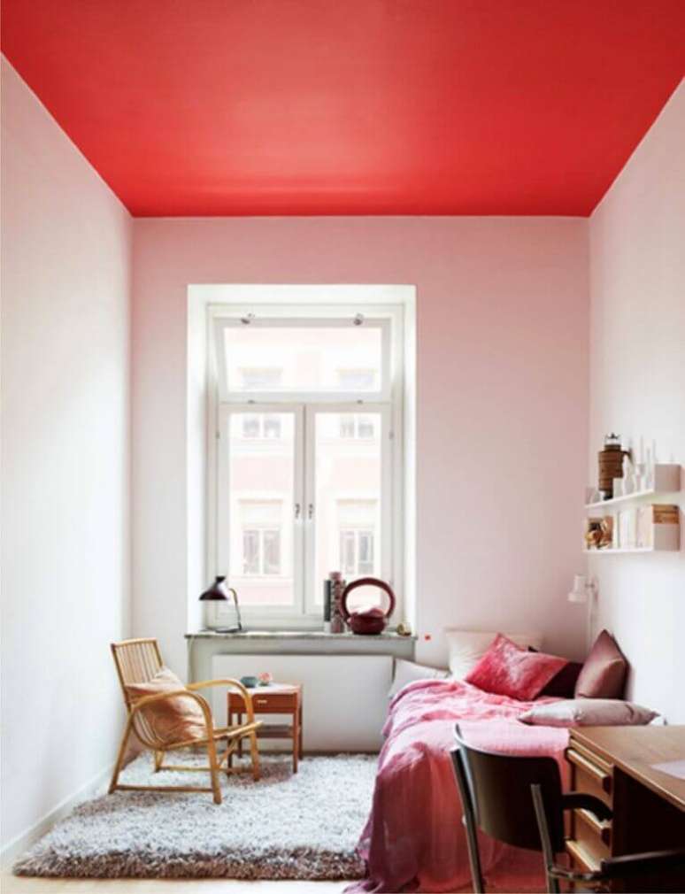 39. Decoração para quarto de solteiro todo branco com teto pintado de vermelho – Foto: Maryan Interior Design