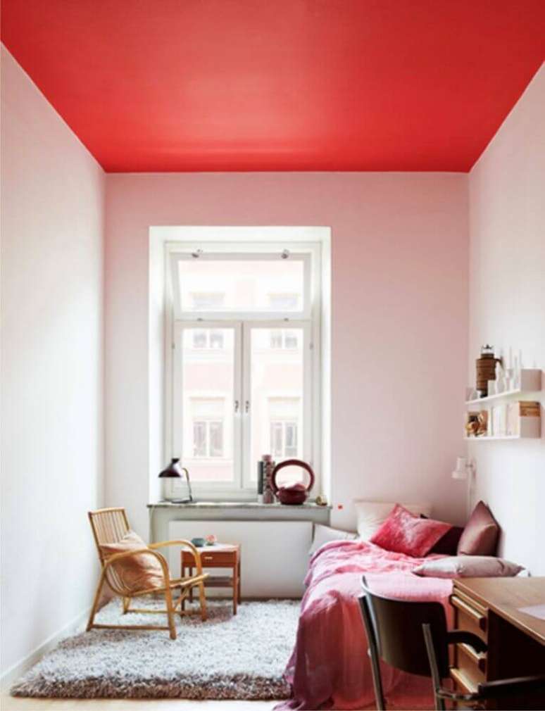 39. Decora&ccedil;&atilde;o para quarto de solteiro todo branco com teto pintado de vermelho &ndash; Foto: Maryan Interior Design