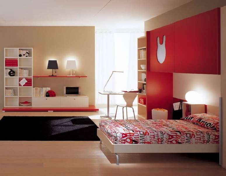 41. Quarto vermelho decorado com tapete preto – Foto: Pinterest