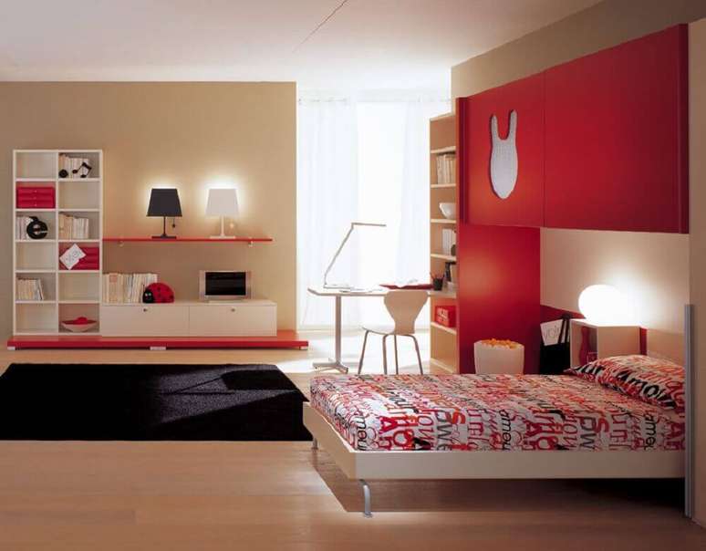 41. Quarto vermelho decorado com tapete preto &ndash; Foto: Pinterest