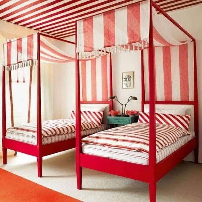 42. Ideia diferente de quarto vermelho onde as camas com dossel receberam um tecido listrado de vermelho e branco combinando com o teto – Foto: Pinterest