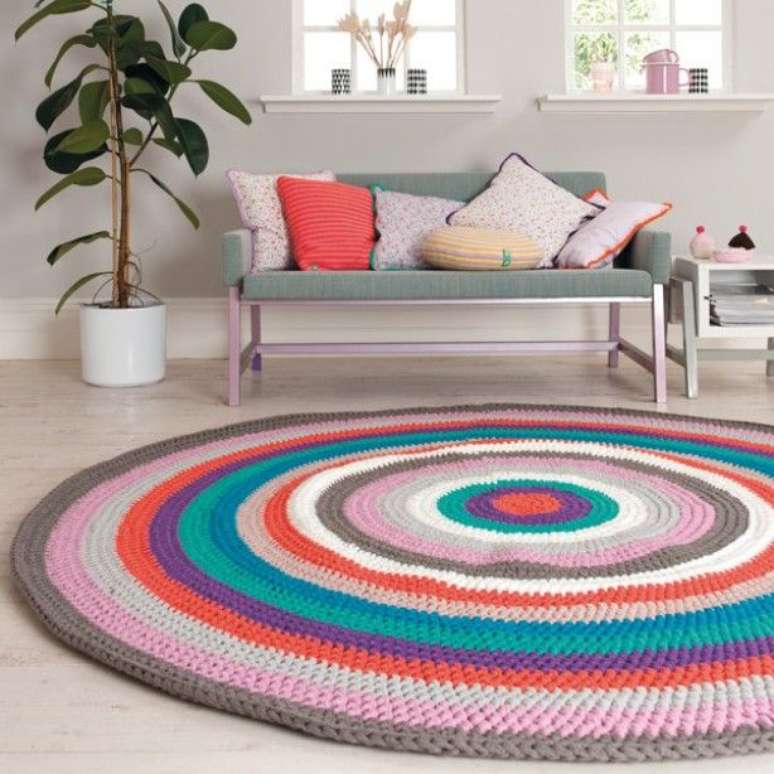 23. Se sua sala de estar for grande um tapete de crochê ficará perfeito