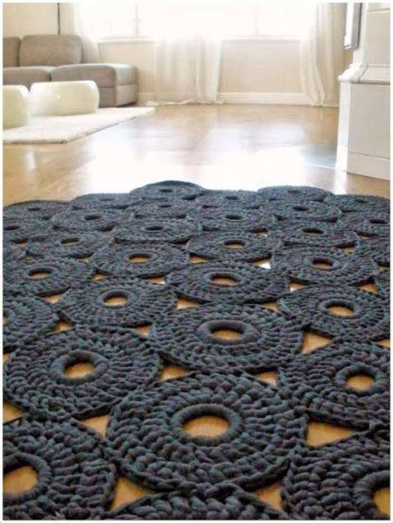 22. Você pode deixar o centro mais aberto e juntar vários círculos para fazer seu tapete