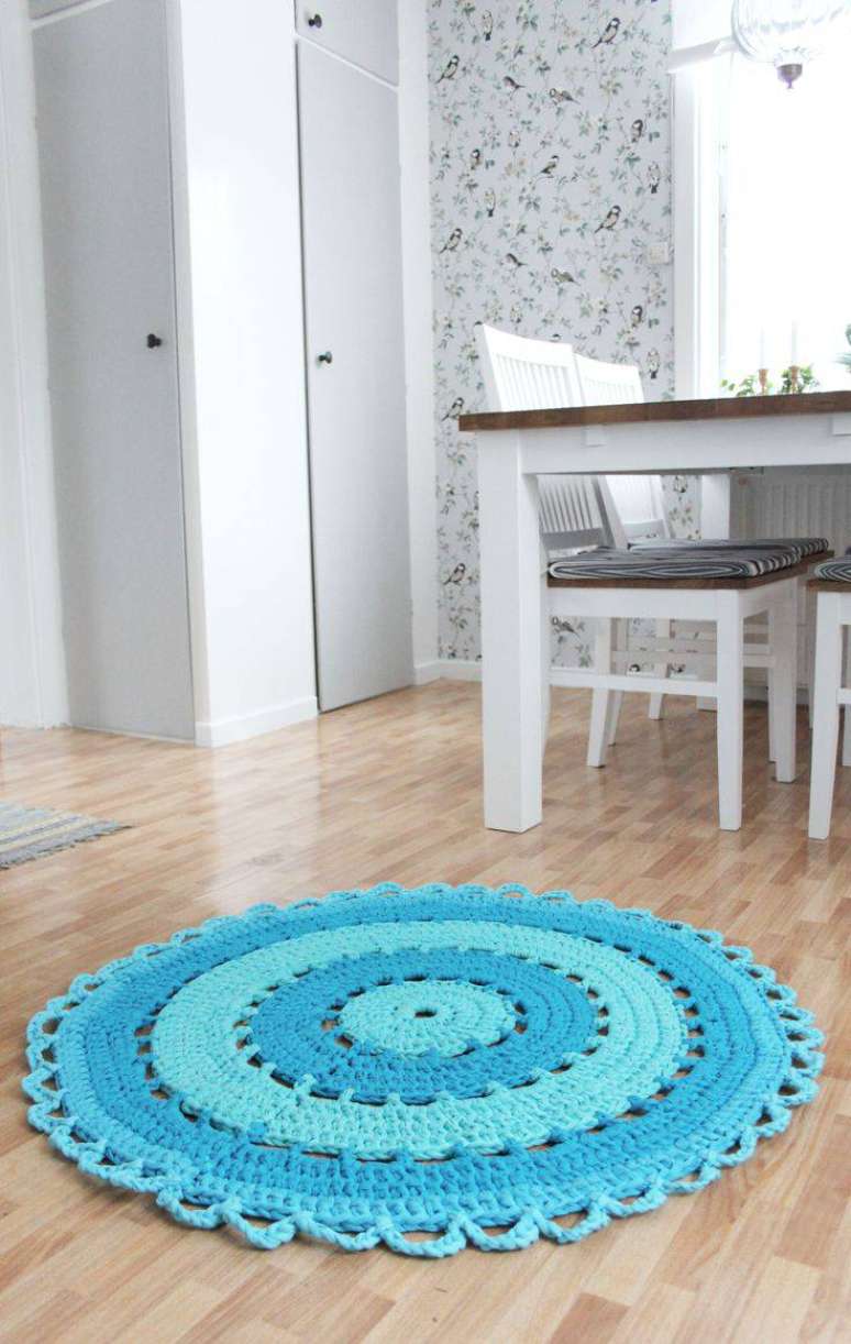 21. Você pode colocar um tapete de crochê na sala de jantar