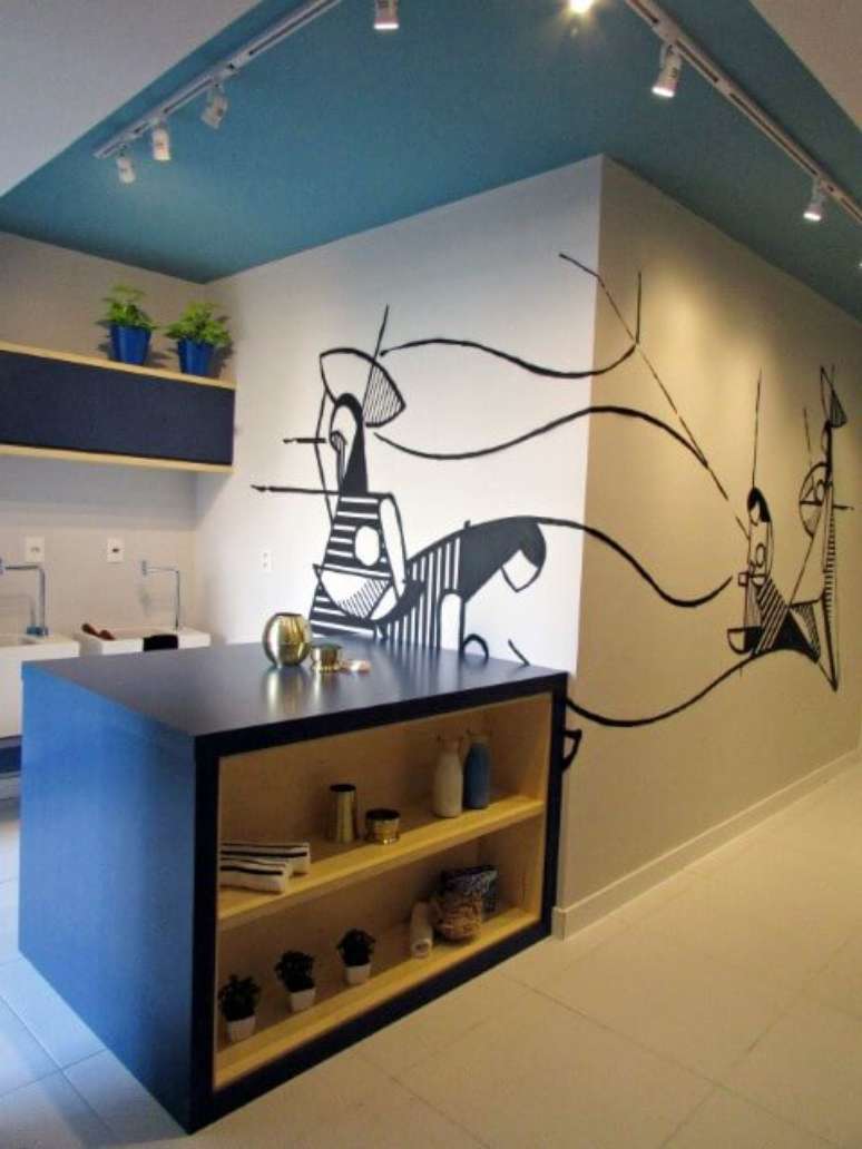 32. Lavanderia com m&oacute;vel azul combinando com o teto em outro tom de azul. Projeto de Caroline Vicaria