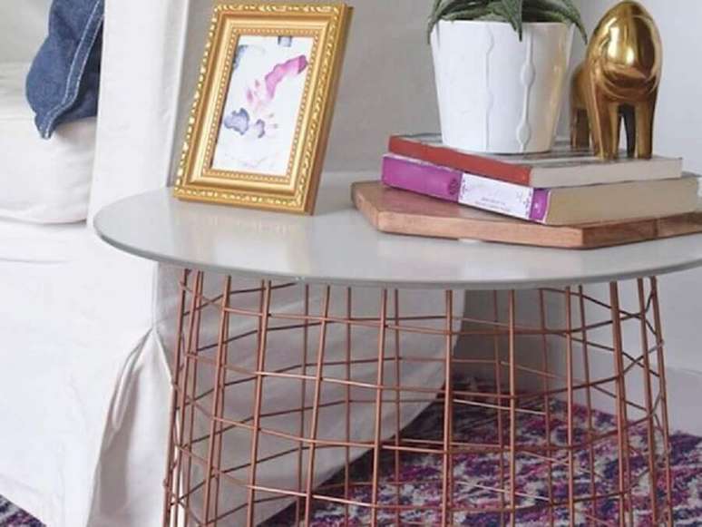 15. Decora&ccedil;&atilde;o com mesa lateral ros&ecirc; com tampo cinza &ndash; Foto: Momtastic