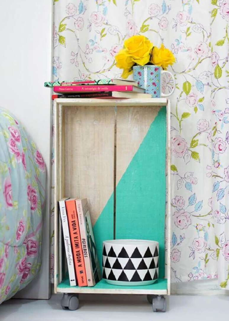 5. Modelo de criado mudo feito de caixote de feira pintado de verde &aacute;gua &ndash; Foto: Little Piece of Me