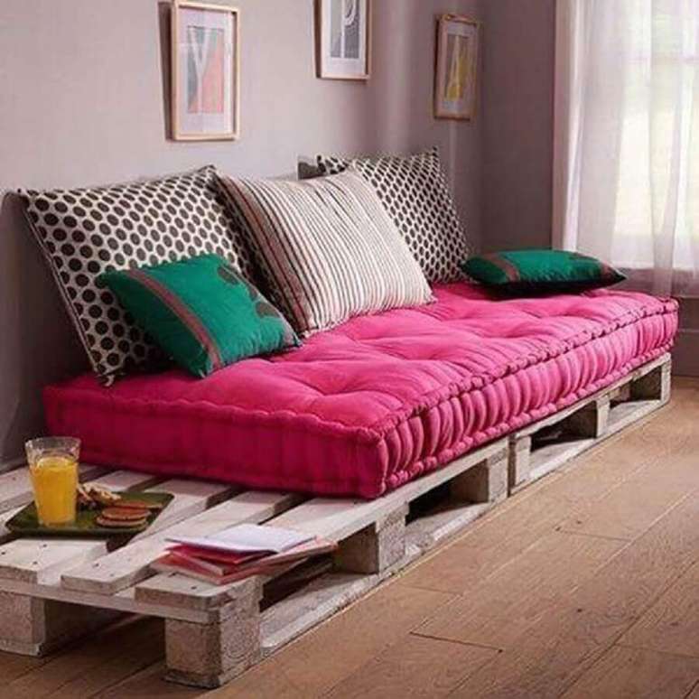 27. Modelo de sof&aacute; de pallets com futon cor de rosa &ndash; Foto: Duped
