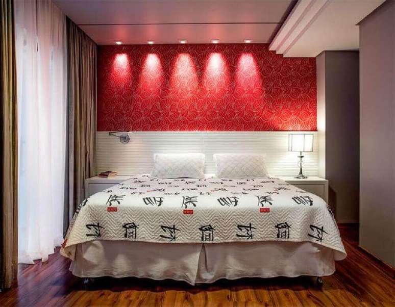 45. Papel de parede para quarto vermelho com cama de casal – Foto: Pinterest