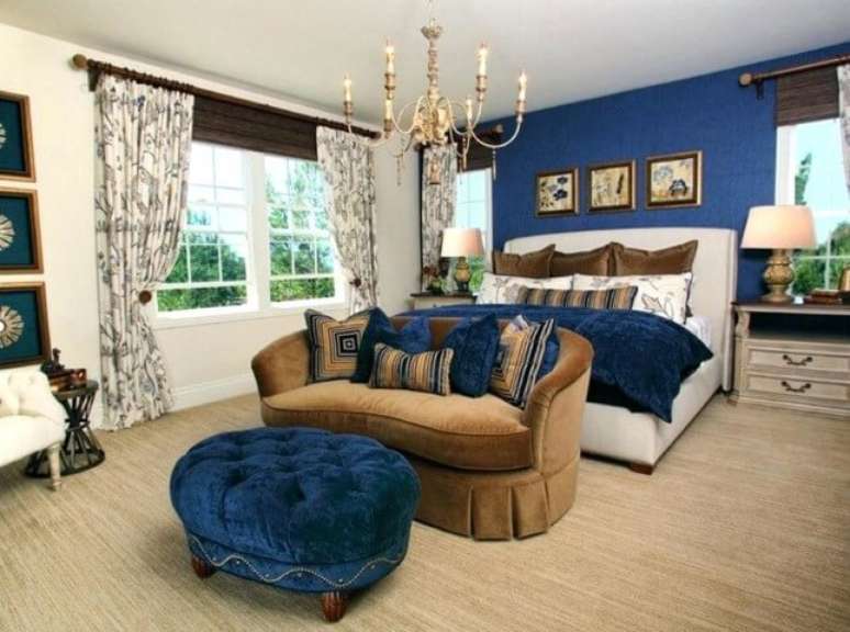 14. A parede atrás da cama pintada de azul royal ficou ótima. Foto de NH Firefighters