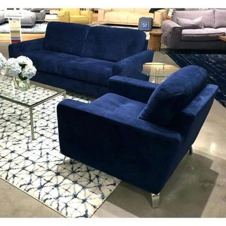 63. Poltrona e sofá em azul royal. Foto de Alamosa