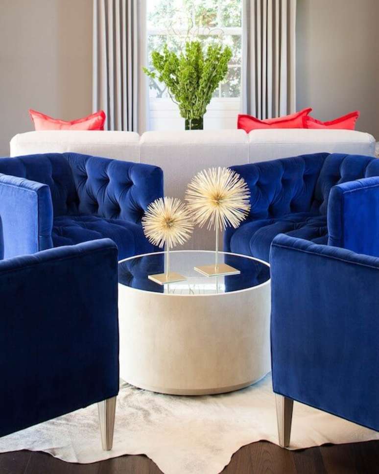 24. Poltronas em azul royal na sala de estar. Foto de Decorpad