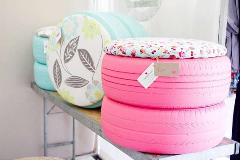 20. Decora&ccedil;&atilde;o com puffs coloridos feitos com pneus velhos &ndash; Foto: Flash Script