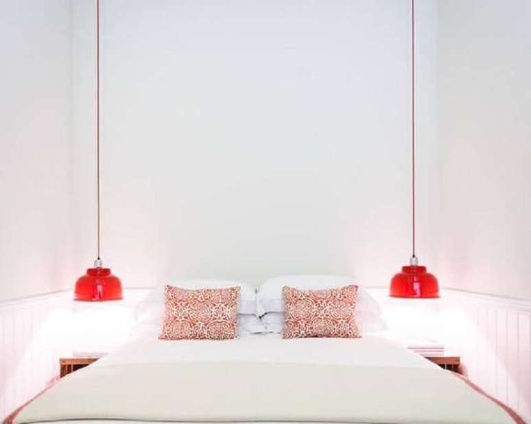 48. Quarto branco decorado com pendentes vermelhos – Foto: Pinterest