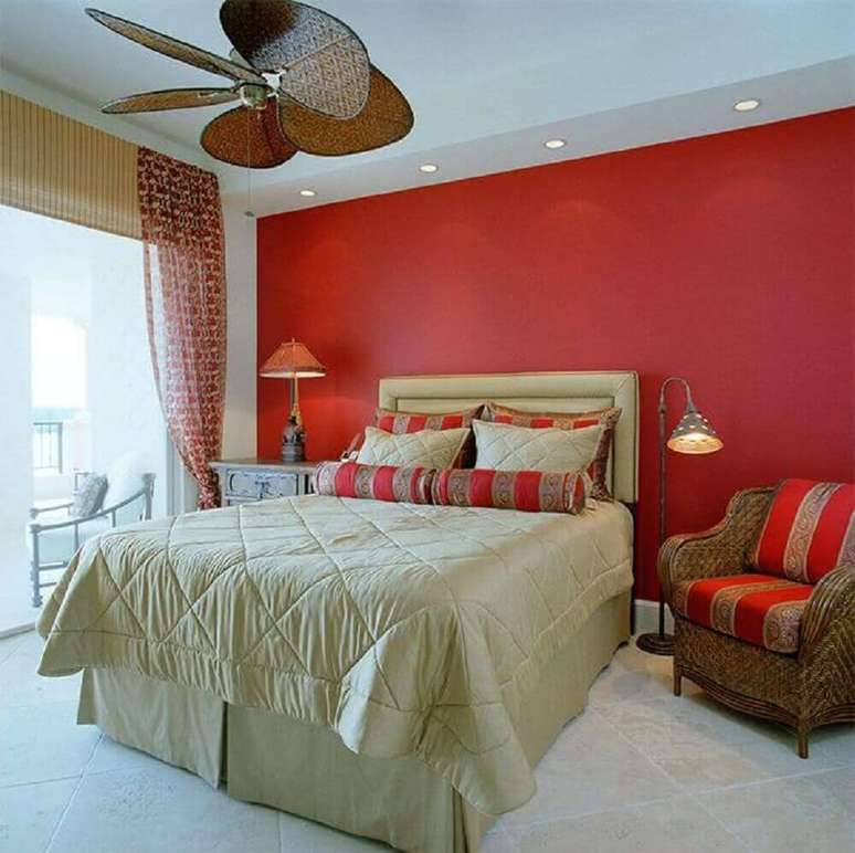 50. Quarto com parede vermelha e decoração em tons de bege – Foto: Dweef
