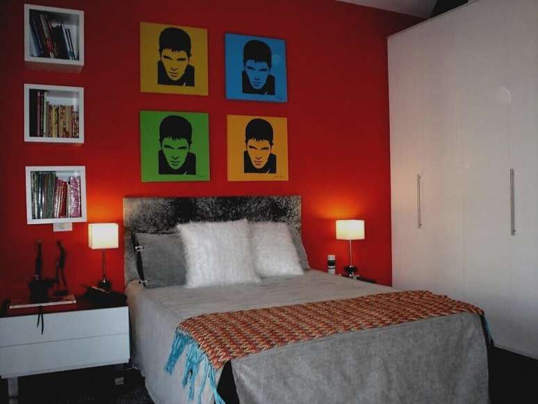 52. Decora&ccedil;&atilde;o para quarto vermelho com quadros coloridos na parede &ndash; Foto: Pinterest