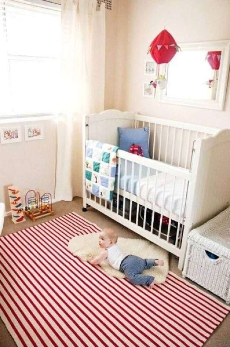 3. Decoração para quarto de bebê com tapete listrado vermelho e branco – Foto: Pinterest