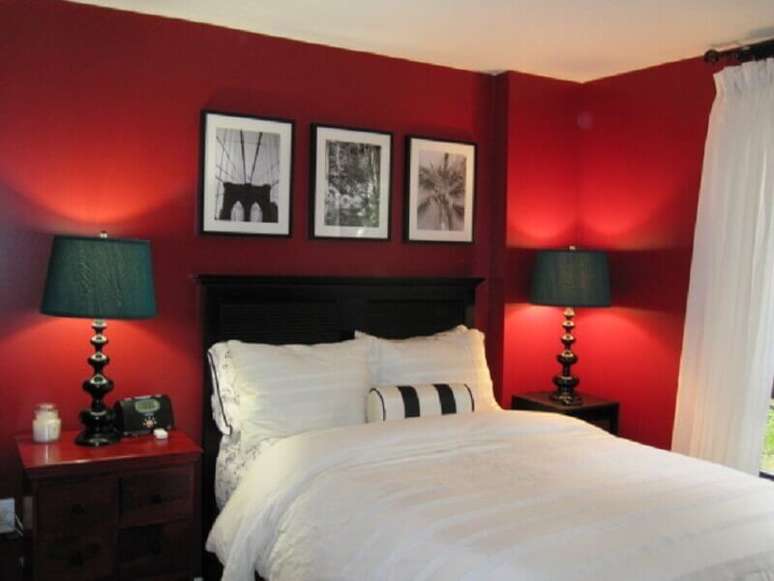55. Quarto de casal decorado com parede vermelha – Foto: Home Decor & Renovation Ideas