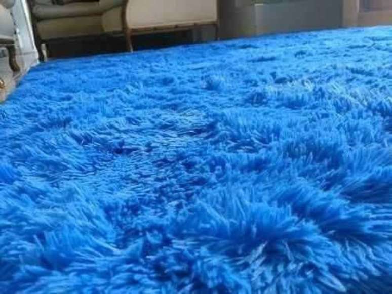 15. Você pode também dar um toque de azul royal ao quarto com o tapete. Projeto de Denise Dekor