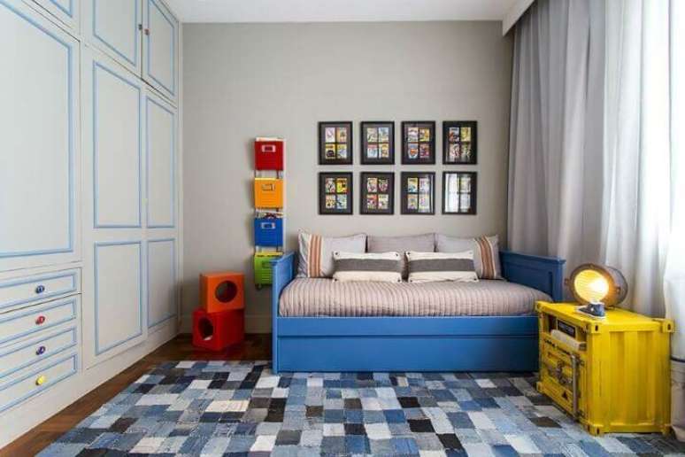 48. Quarto de menino com tapete com vários tons de azul. Projeto de Triplex Arquitetura