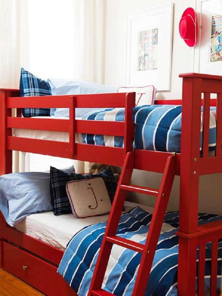 58. Em um quarto vermelho com estilo, você também pode investir em móveis nessa mesma tonalidade – Foto: TinyBook