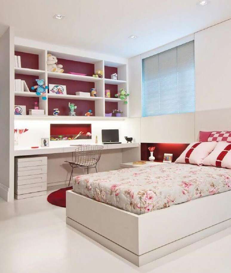 60. O vermelho do quarto vermelho e branco pode estar em detalhes como o fundo do nicho – Foto: Cucine Ikea