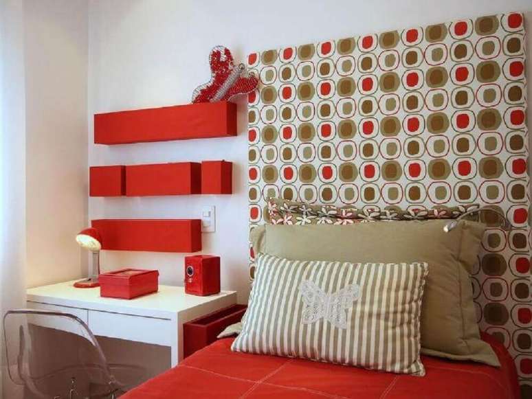 2. Decora&ccedil;&atilde;o para quarto vermelho e branco onde a cor mais forte ficou presente apenas nos detalhes &ndash; Foto: Meyer Cortez Arquitetura & Design