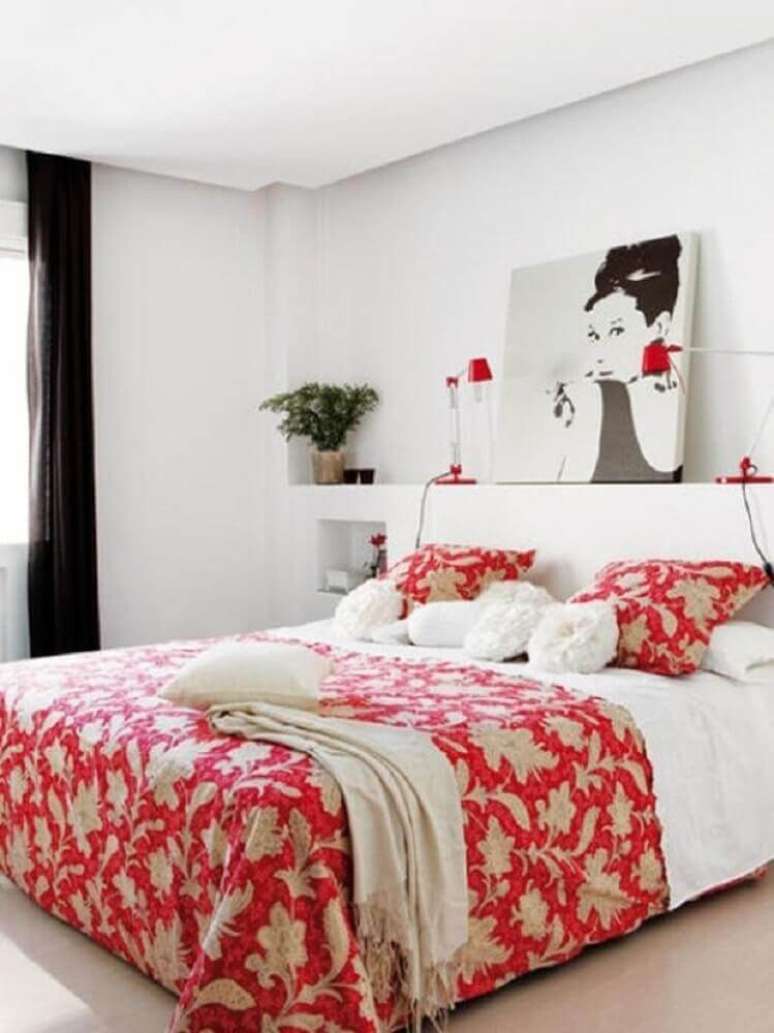 63. Para inserir o vermelho no quarto sem precisar investir muito dinheiro, você pode usar a cor na roupa de cama – Foto: Mobilya Günlüğü
