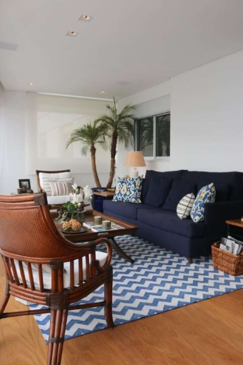 53. Sala com sofá azul e tapete em ziguezague. Projeto de Ark2 Arquitetura