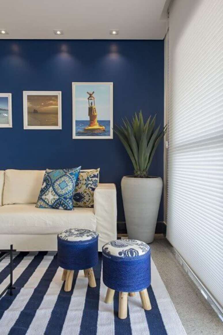 56. Sala de estar com parede e decoração em tons de azul royal. Projeto de Márcia Debski Ferreira