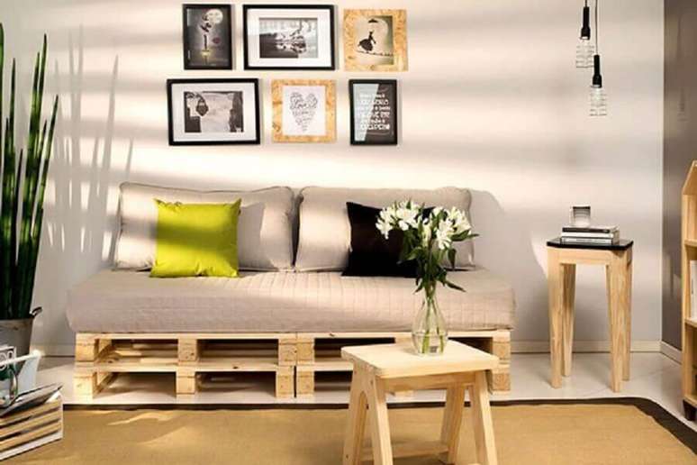 26. Sala de estar r&uacute;stica decorada com sof&aacute; de pallets &ndash; Foto: Build Your