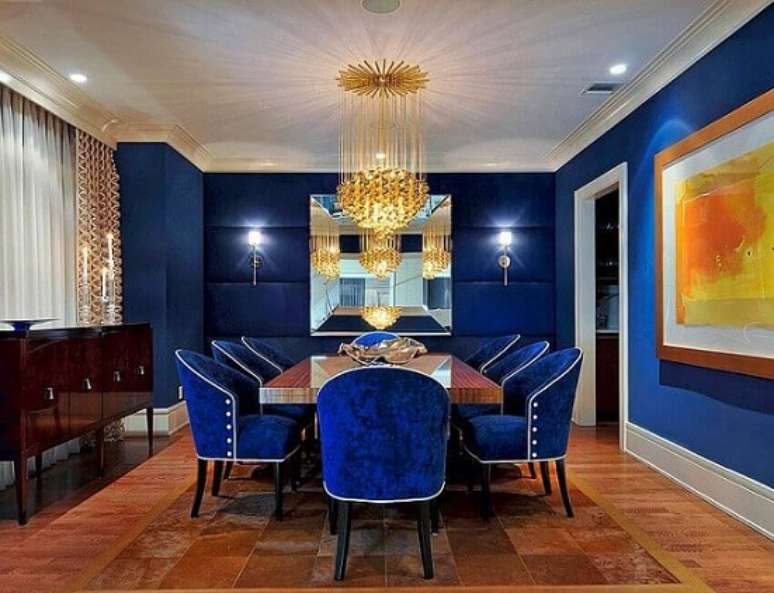19. A poltrona azul royal completou o ambiente sofisticado. Foto de Dining and Stools