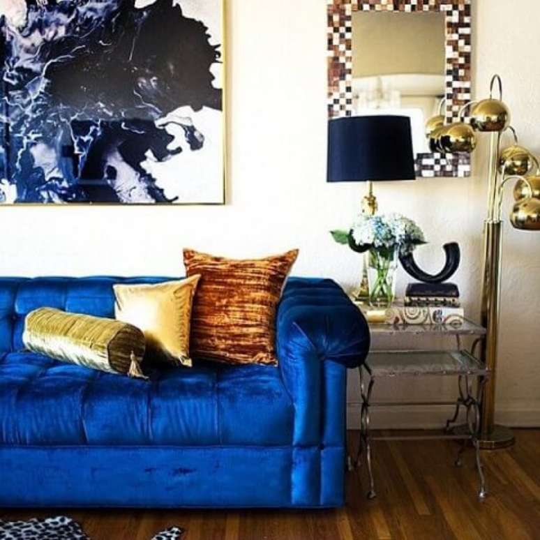 40. Sof&aacute; azul royal com almofadas met&aacute;licas. Foto de Sofa Couch