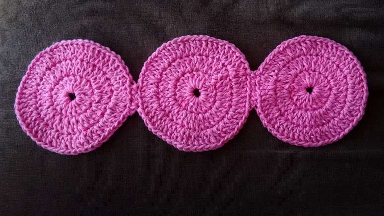 Junte os círculos que você fizer para o tapete de crochê