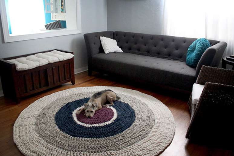 27. Tapetes de crochê grandes ficam muito bons em ambientes espaçosos