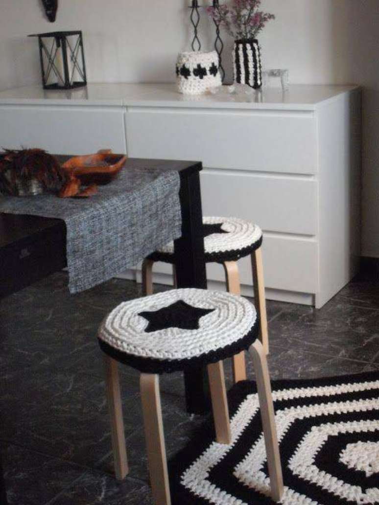 33. O crochê está presente no tapete, nos bancos e nos cachepots da cozinha em estilo escandinavo