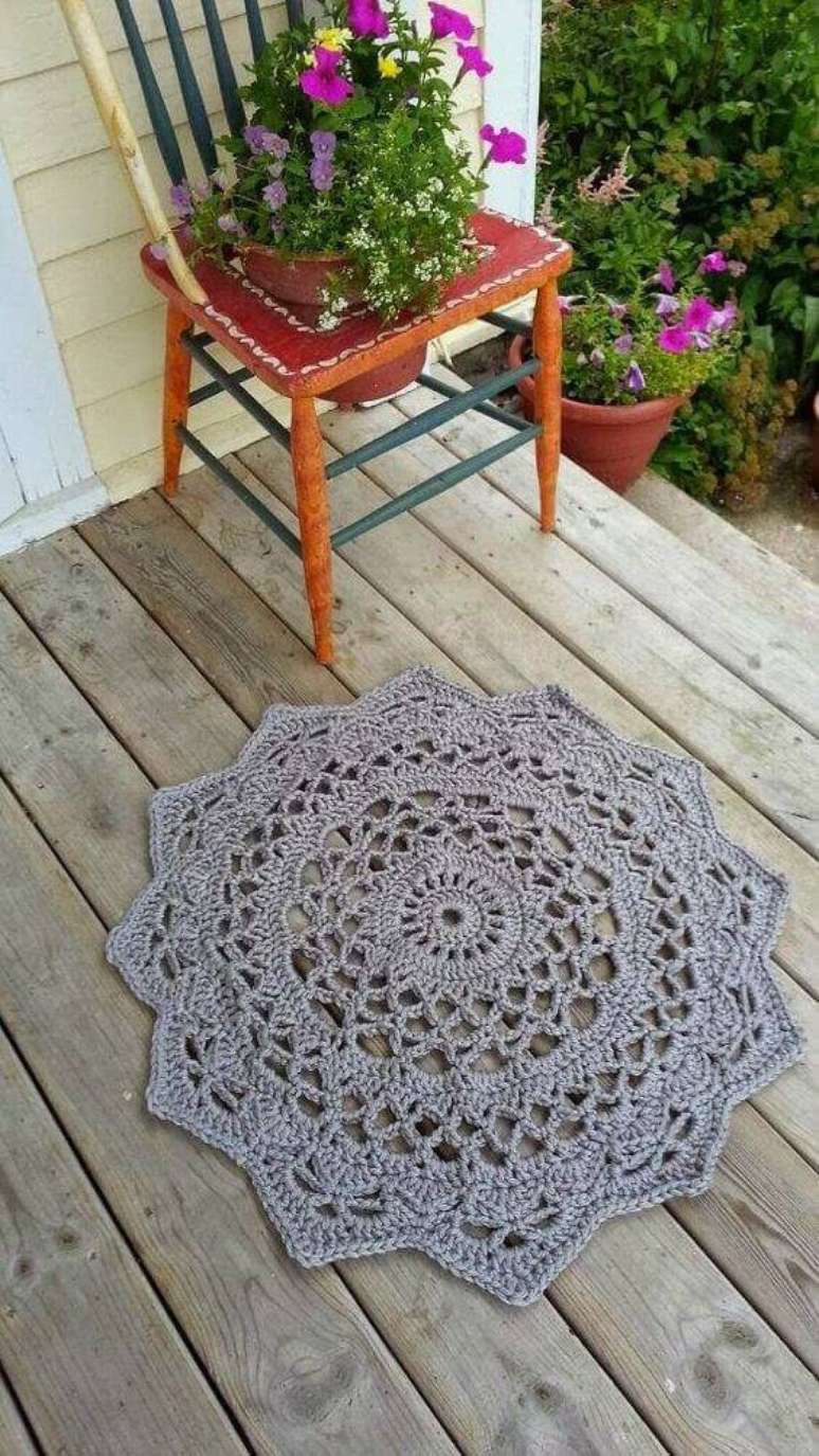 48. Você pode utilizar um tapete de crochê de barbante pequeno ou grande na varanda