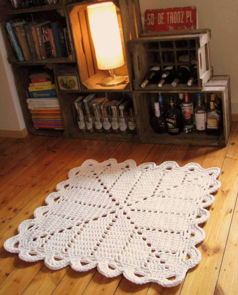 31. Você pode combinar um tapete de crochê com móveis rústicos
