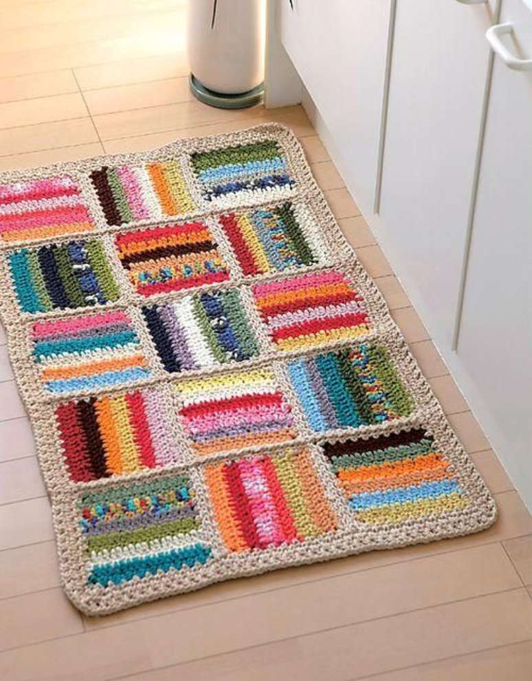 35. Tapetes de crochê com linhas coloridas ficam lindo em qualquer cozinha